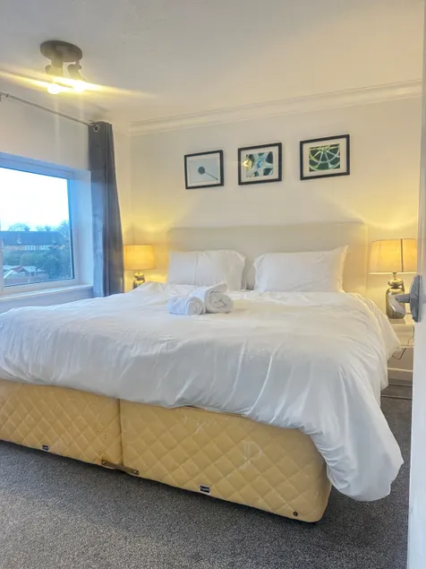 Sleeps 5 Garden Parking Near Lego Land & M3 - Image 1