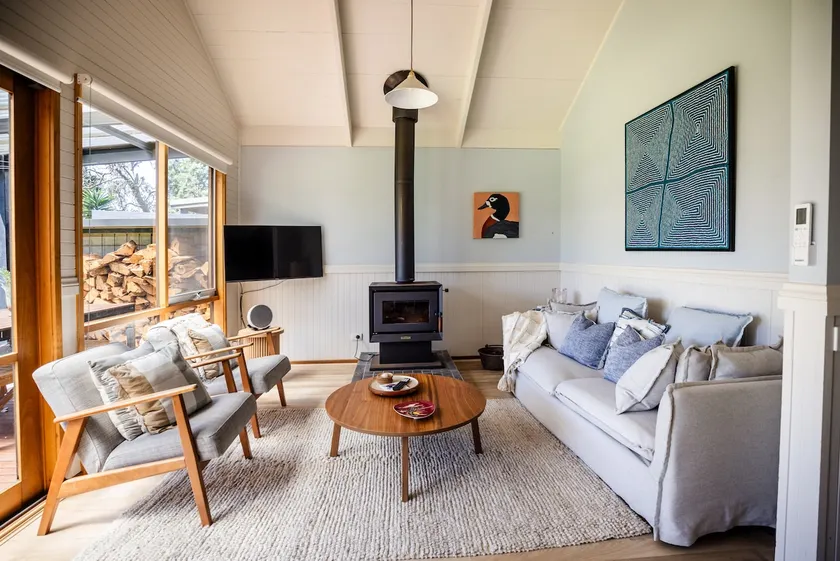 Black Shack 2; Pet friendly, Minutes walk to beach - Image 1