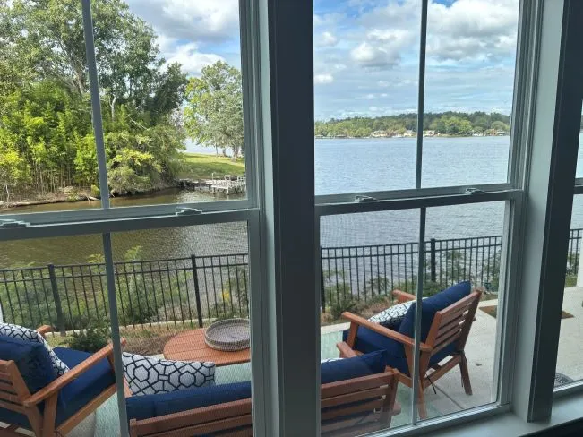Lake front, King bed, steps away from everything - Image 1