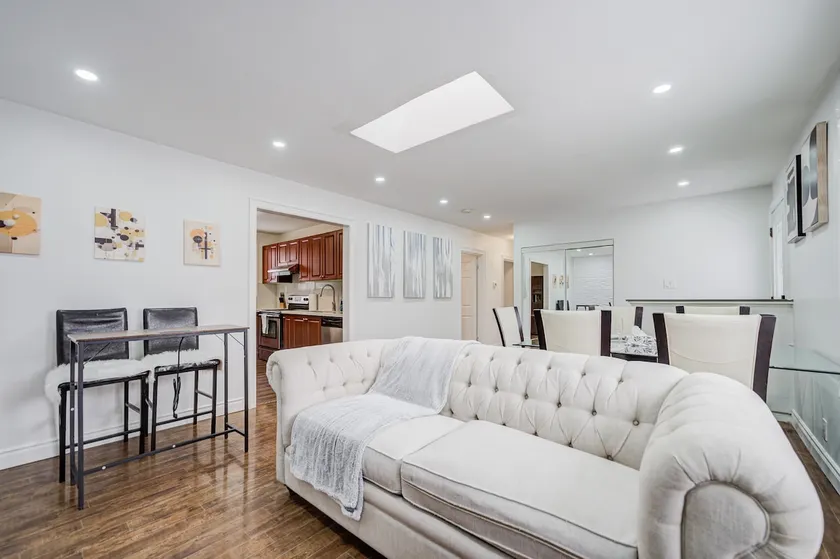 Three Bedroom Upper Level House with huge driveway - Image 1