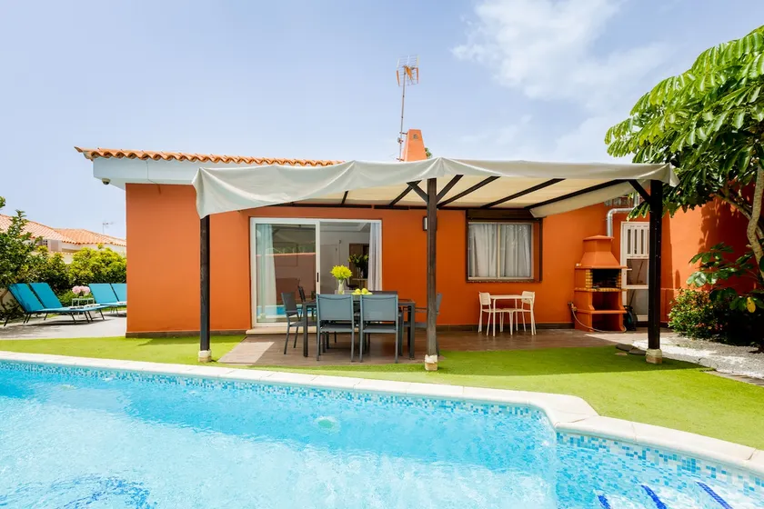Сozy villa with a heated swimming pool - Image 1