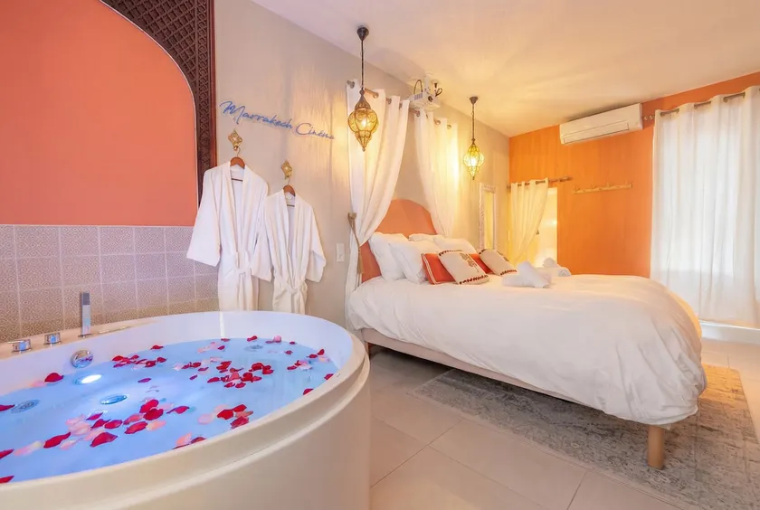 Marrakesh Cinema Jacuzzi - Romantic Suite - Image 1
