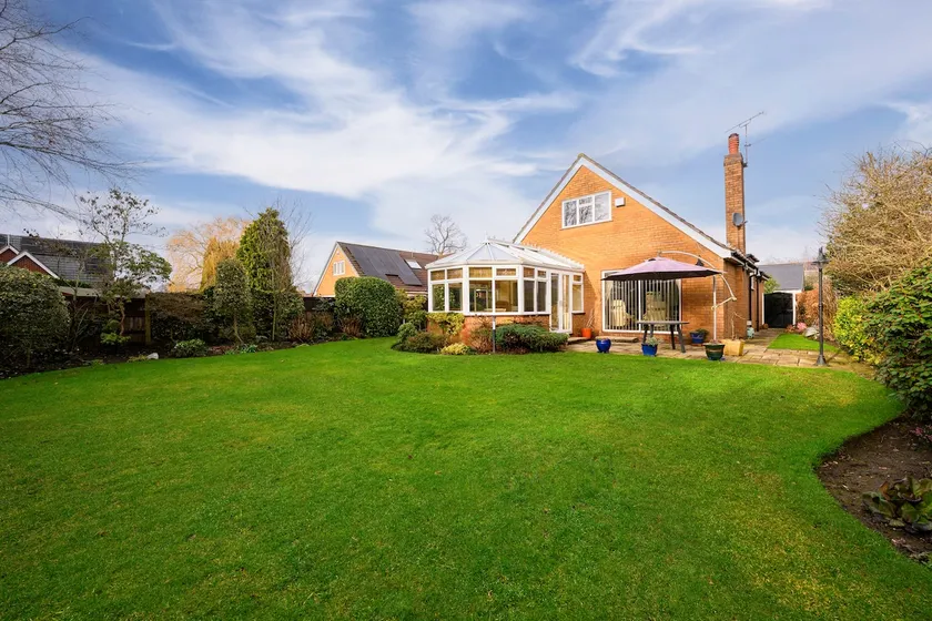 3 Bed Hale Barns Home Near Airport - Image 1
