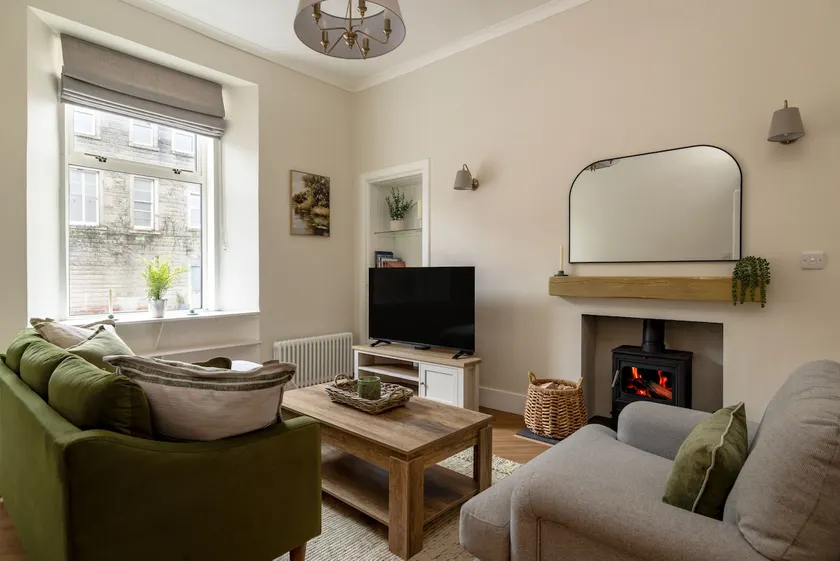 Cosy Callander One Bed Apartment Wood Burner and Free Parking - Image 1