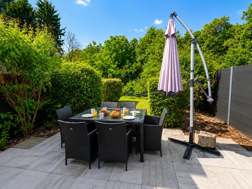 6 people • Cinema theme, Garage, Garden • Close to center - Image 1