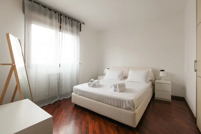Bright Apartment with Terrace - Image 1