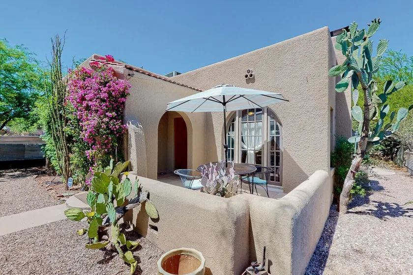 2BR home with enclosed yard, full kitchen, & W/D - Image 1