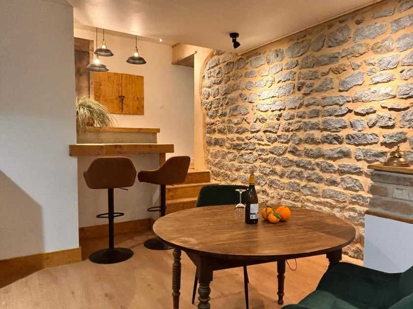 Le Roche-Velours - Image 1
