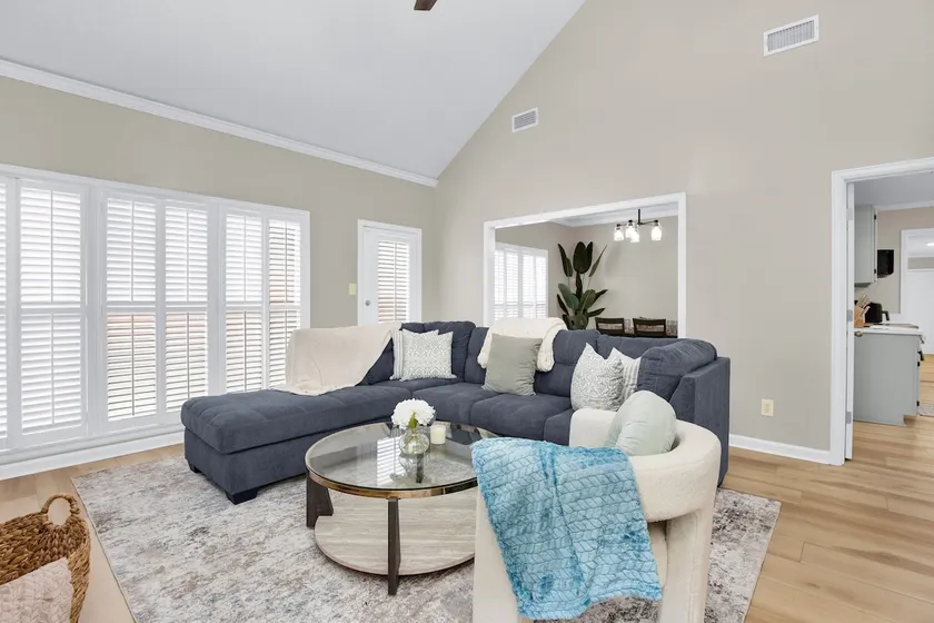 Two living rooms and a king bed near EastChase - Image 1