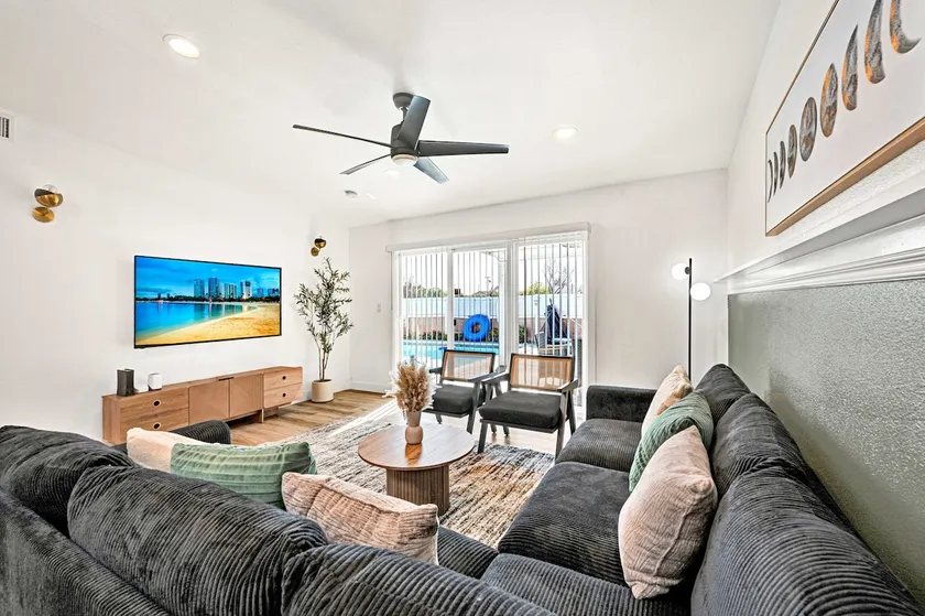 Sleep 9 | Cozy Dinseyland| Knott| Pool House - Image 1