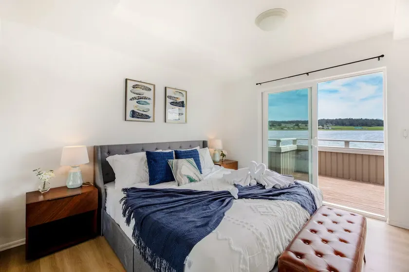 The Viewhouse | 2BR Waterfront Level in Oak Harbor - Image 1