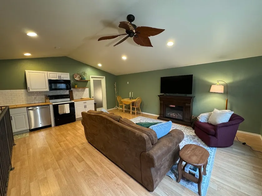 Cozy Mountain Guesthouse | Schweitzer & Beach - Image 1