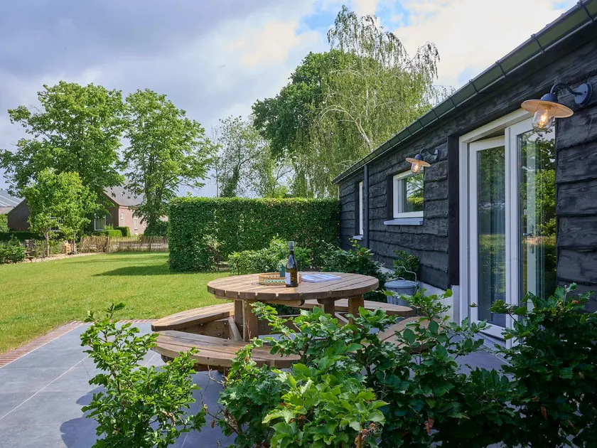 Rural bungalow with wide views - Image 1