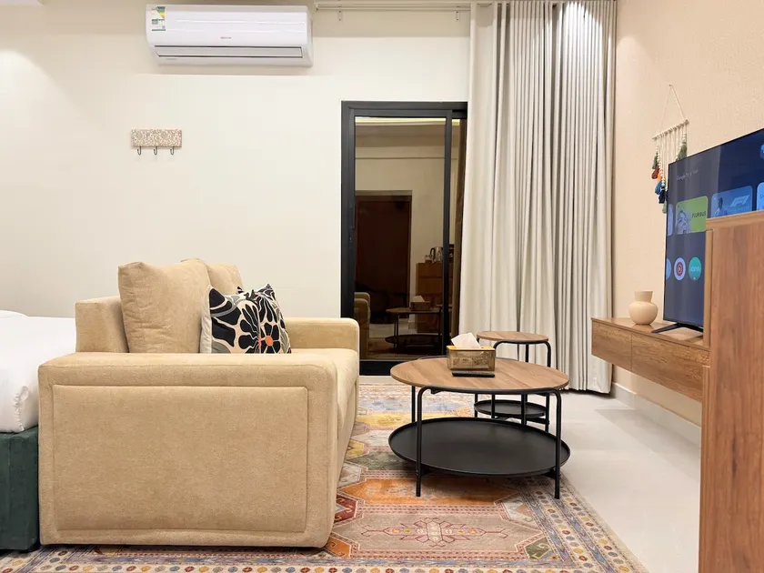 Jacuzzi Apt with Patio & Kingdom Tower View - Image 1