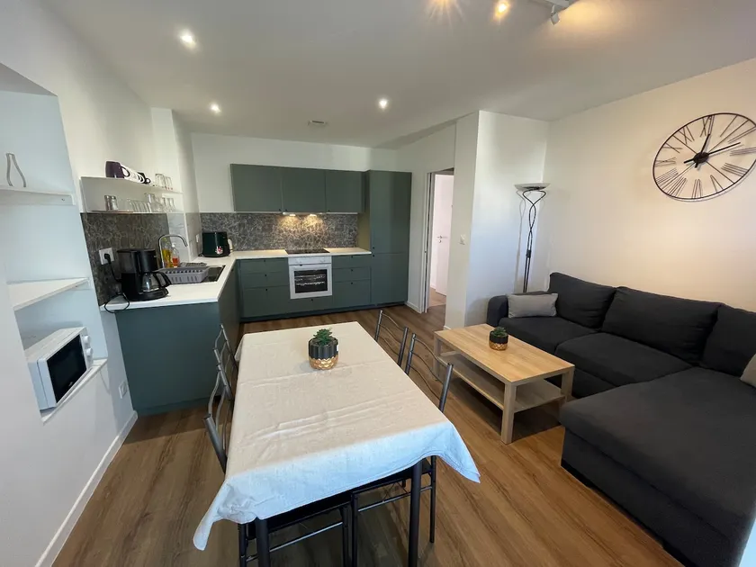 Elegant and spacious apartment in the heart of Brest - Image 1