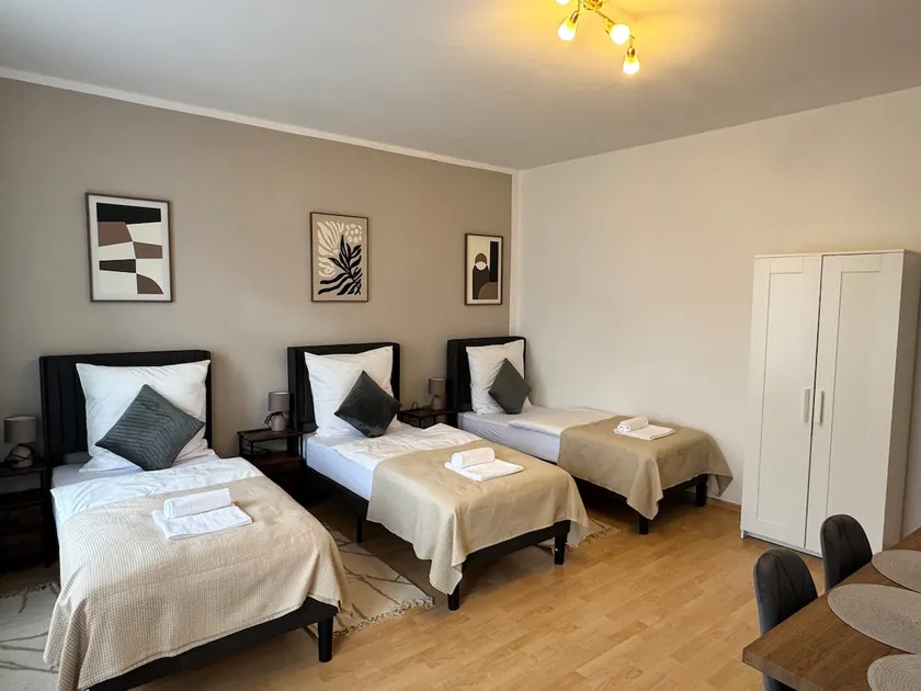Arminos Large Group Apartment- 3 Zimmer & 2 WCs - Image 1