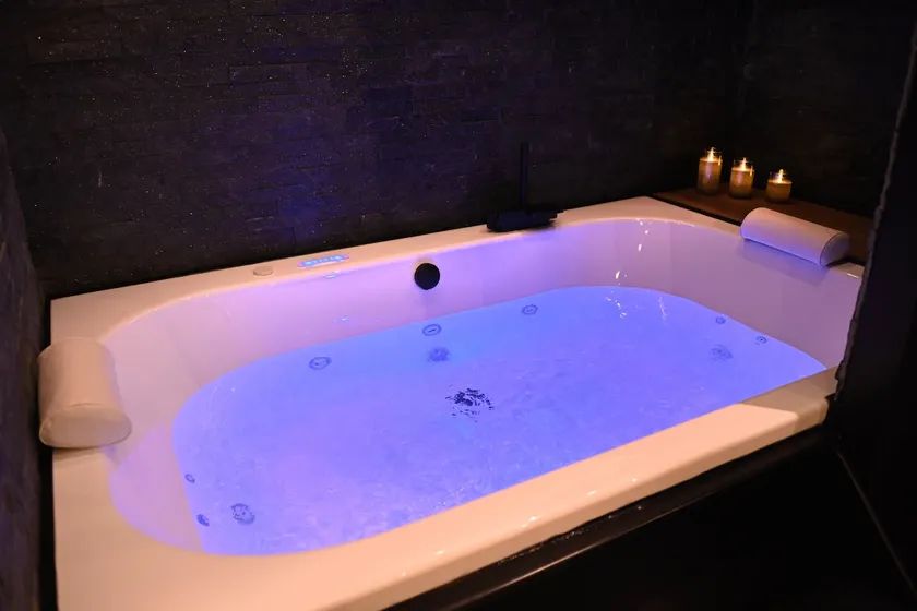 Bathroom • Batman Suite • Balneo & Movie Theater - Image 1
