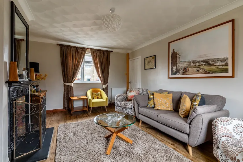 Easter Grove - 3-Bed House with Garden & Parking - 15 min to Bath Centre - Image 1
