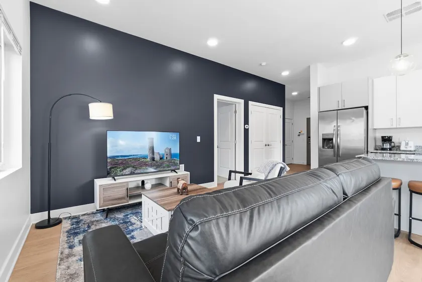 Luxury Lil' Italy 2BR, Sleeps 6 Free, Parking Gym - Image 1