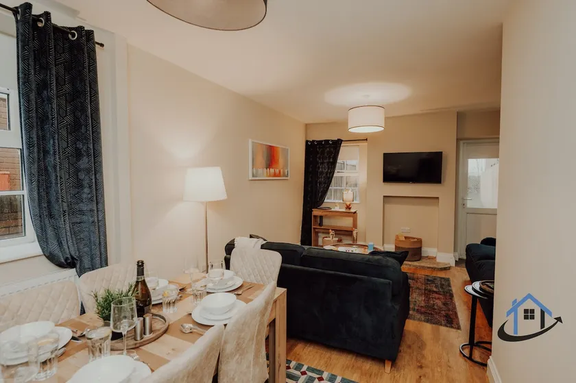 Dale House, sleeps 7, central, parking x2, garden - Image 1