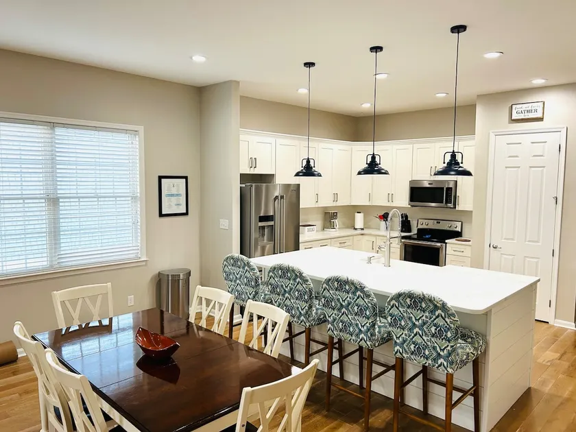 Coastal Resort– Open floor plan home - 4BR ! - Image 1