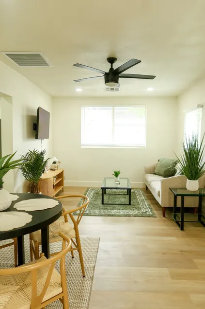 Spacious 2 Bed Home - King Bed - Image 1