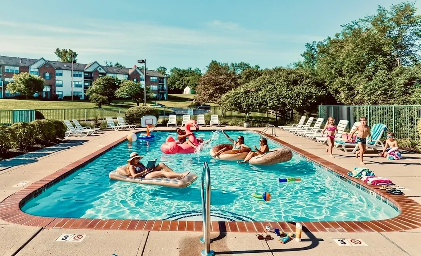 Peaceful Apartment with Pool and Gym - Image 1