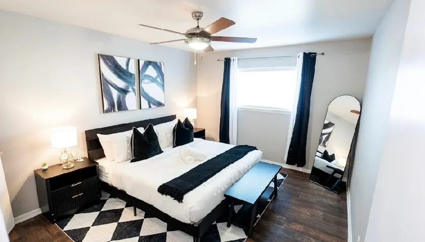 Elegant 1/1 Bedroom Downtown Austin View - Image 1
