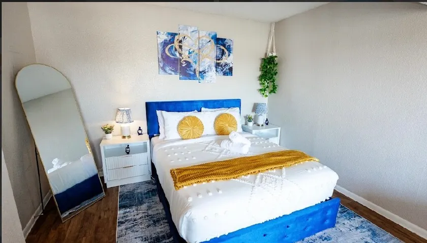Serene Studio Haven Downtown Austin View - Image 1