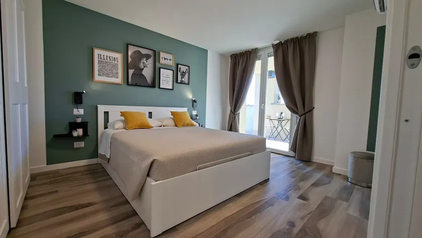 Bright apartment with terrace and free parking - Image 1