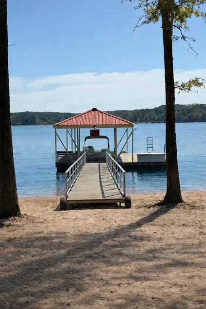 Nelson's Dock at Kerr Lake W/ boat rental on site! - Image 1