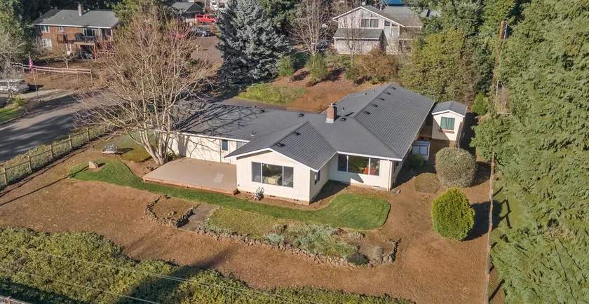 Oregon Wine Country Hillside Retreat - Image 1