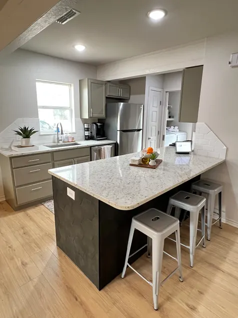Tyler Gem: Modern Comfort in Quiet Neighborhood - Image 1