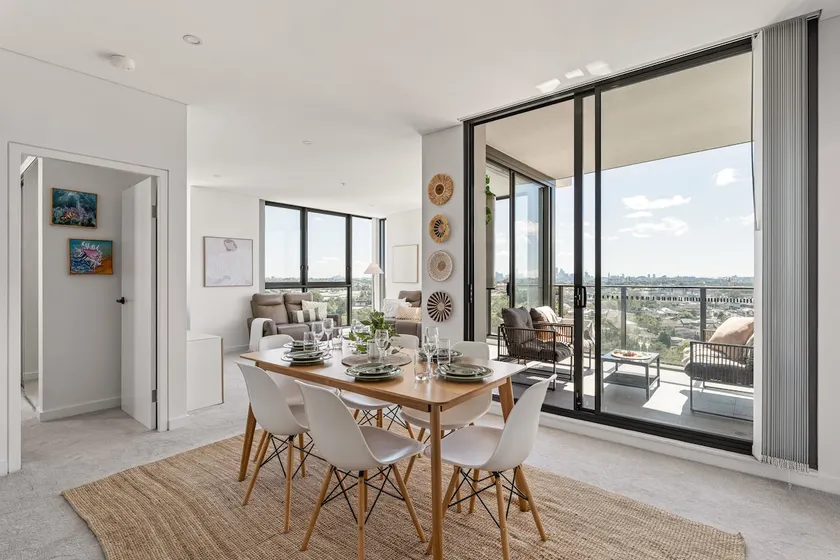 Waterfront Apartment With Panoramic City Views - Image 1