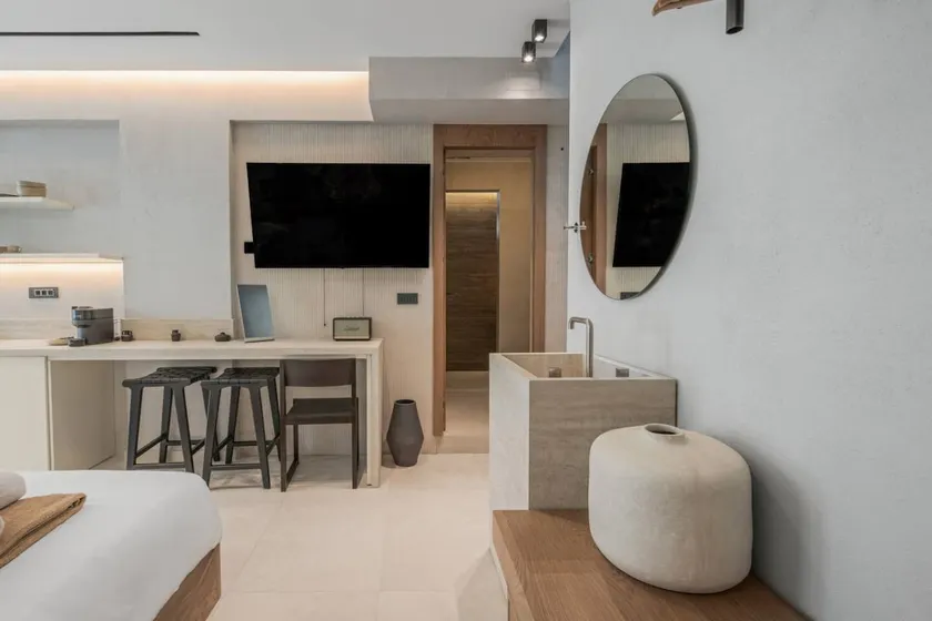 Hospi Living Stalis Beachfront Suite w Jacuzzi 2 - Image 1