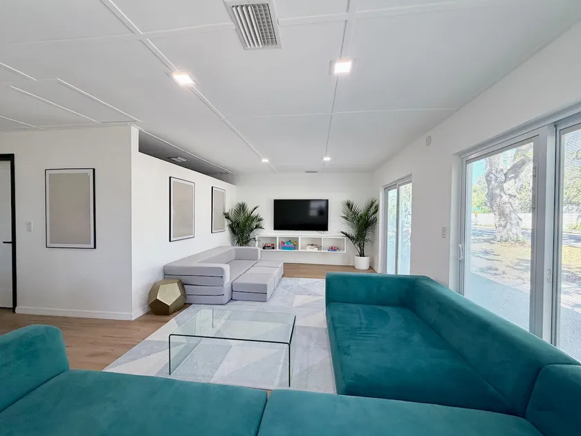 Modern Lux king Suite Just Minutes To Lido Beach and Downtown - Image 1