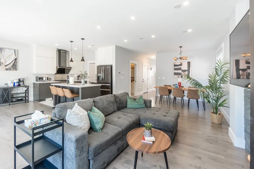 Modern 4BR 3.5BA in West Bedford - Image 1