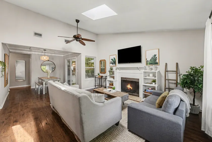 Stylish Mount Pleasant 3br/2ba Home w/ Great Yard! - Image 1