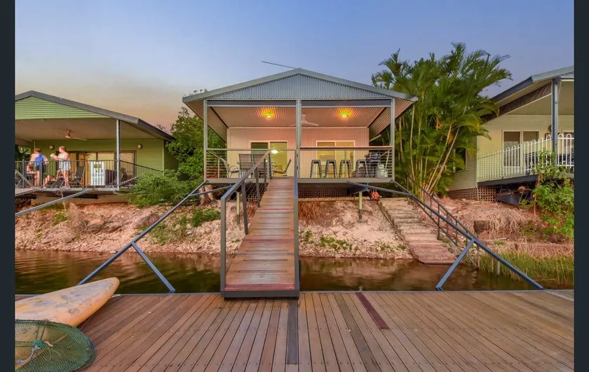 Tranquil Cottage on the Lake - Image 1