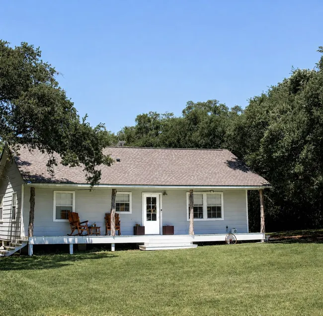 The Cottage Cozy & Private One Night Stays - Image 1