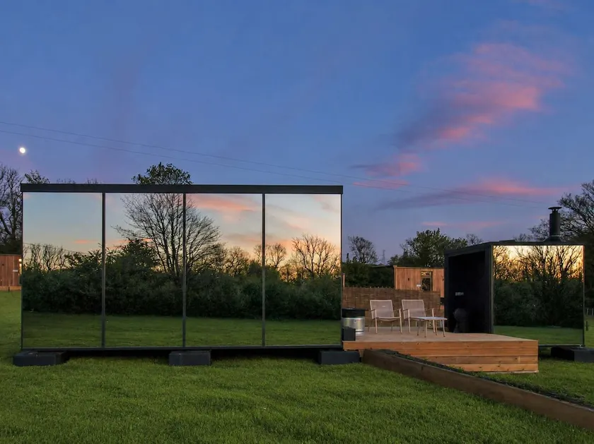 Stylish Mirrored Cabin with Sauna & Plunge Pool - Image 1