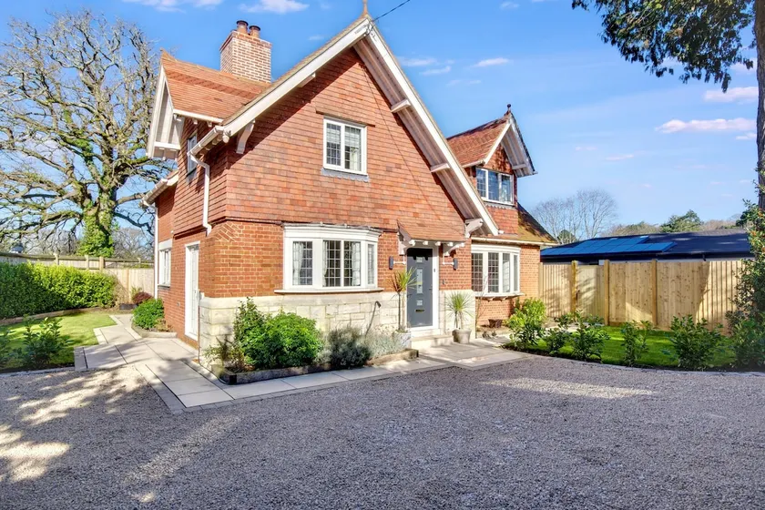 Victorian Gatehouse | Sleeps 11 | Garden & Parking - Image 1