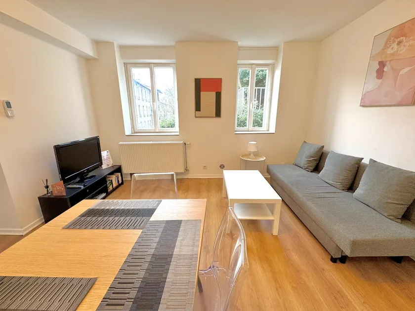Spacious 2-room apartment - Free parking - Image 1