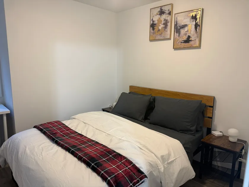 A Stylish New 2BR 1 Bath 5 mins Metrotown - Image 1