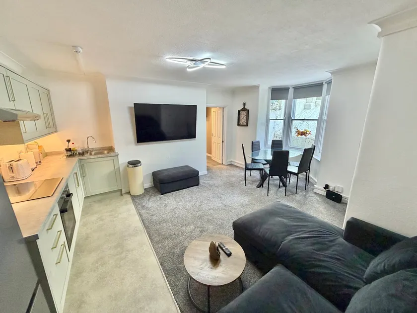 The City Hideout 3 BED With Free Parking And Patio - Image 1