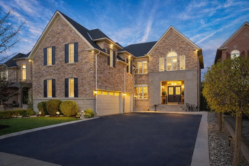 Spacious 2BR+Den Retreat| Fireplace | 10ft Ceiling - Image 1