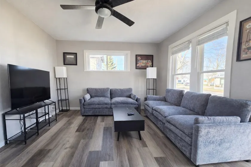 Sleeps 10 | Near Lake/ Downtown | 5 Miles from EAA - Image 1