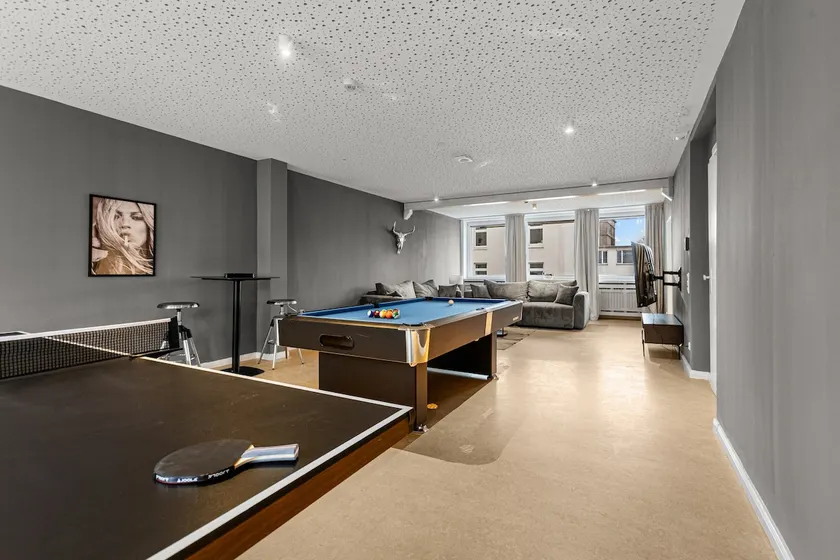 280 sqm / billiards / ping pong / foosball - Image 1