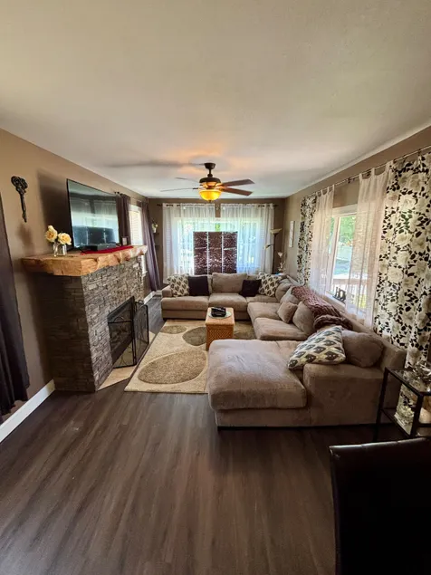 Cozy Seneca Home - Image 1