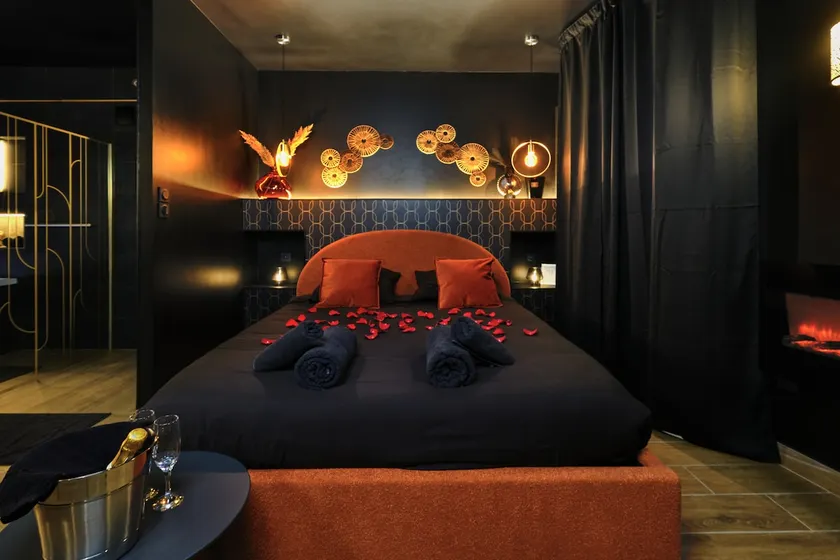 The Black Bubble * Charming Suite & Spa - Image 1
